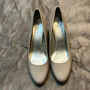 BANDOLINO BEIGE PUMPS SIZE 11M